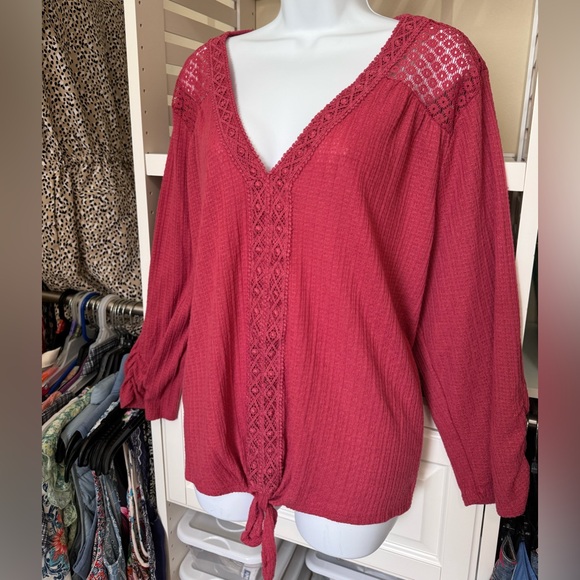 3X ABSOLUTELY FAMOUS LACE V-NECK TOP. FRONT TIE. TEXTURED POLYESTER DEEP MAUVE. - Picture 4 of 16